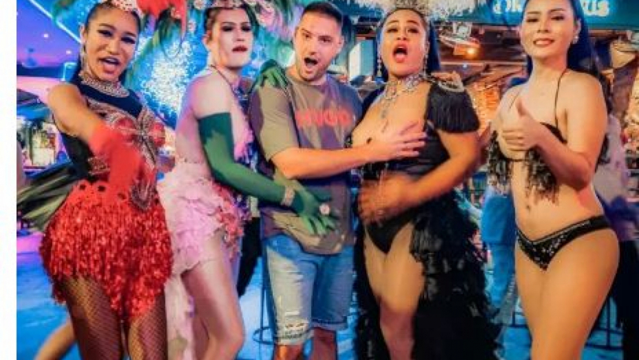 U ZANOSU SA TRANVESTITOM Popularni pevač vatao gole grudi, pa dopsutio muškarcu da ga pipa po međunožju (FOTO)
