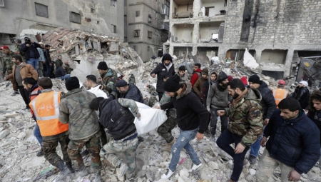 TRUDNICA SE PORODILA ZAROBLJENA U RUŠEVINAMA! Majka umrla, beba spasena (VIDEO)