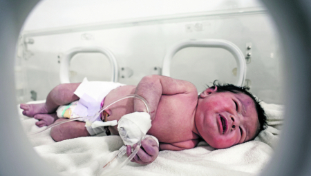 ČUDO NAD ČUDIMA! Živa beba pupčanom vrpcom ostala vezana za mrtvu majku!