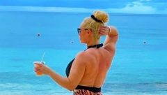 ZBOG OVE SRPKINJE U HOLIVUDU JE NASTAO HAOS Padalo se u nesvest zbog njenog dekoltea, ovakav stajling još nismo videli