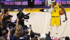 NOVA KRUNA ZA KRALJA Cela NBA liga je stala: Lebron je najbolji strelac u istoriji (VIDEO)