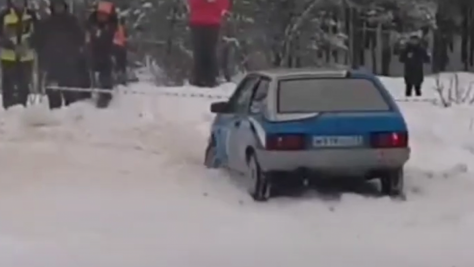 VOZAČ NIJE ZNAO GDE JE Pokazala grudi na reliju, nastao totalni haos (VIDEO)