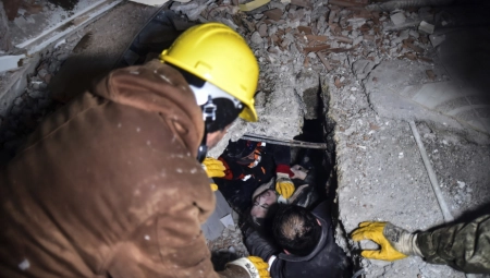 NOVI HEROJSKI PODVIG SPASIOCA Spasena 17-godišnja devojka iz ruševina 248 sati posle zemljotresa