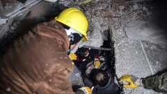 ŽENA SPASENA POSLE 100 SATI ISPOD RUŠEVINA NIJE IZDRŽALA Umrla u bolnici (FOTO)