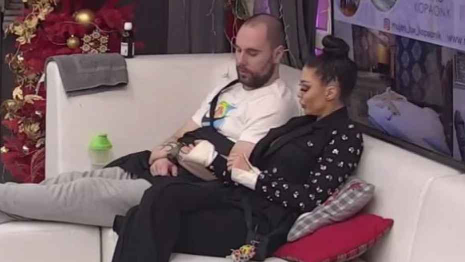 POPUSTILE IM KOČNICE Maja i Zvezdan se mazili pred svima, Slavnić se pred ženom i švalerkom nudi starleti: HOĆEŠ DA TE EDUKUJEM?