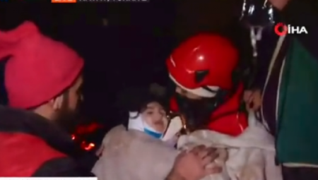 DEVOJČICA IZVUČENA IZ RUŠEVINA NAKON 72 SATA Spasioci tragaju za ocem, raste broj žrtava! (VIDEO)