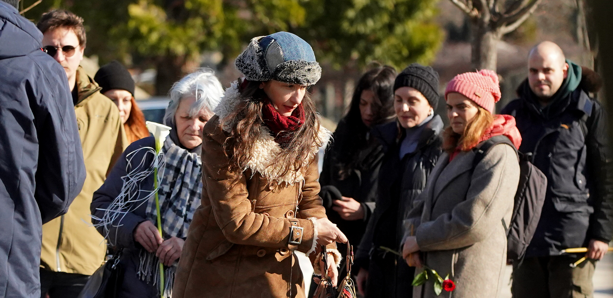 ODRŽAN POMEN NEBOJŠI GLOGOVCU Udovica na groblje donela crvene ruže, pojavile se i brojne kolege!