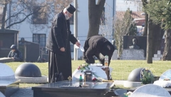 POTRESNE SCENE SA NEBOJŠINOG GROBA Danas se održava pomen čuvenom glumcu: DEDA LJUBI I GRLI UNUKU, TUGA (FOTO)
