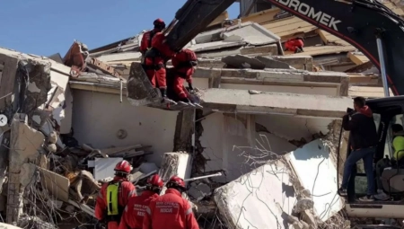 TUGA U TURSKOJ Devojčica Azra koja je izvučena iz ruševina preminula (FOTO)