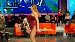 ALO! PAPARACO Atijasova bez gaćica u petoj deceniji prošetala scenom, pa uradila ovo (FOTO)