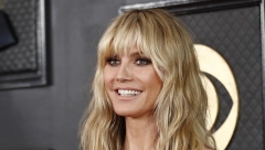 ONA JE KAO VINO, SA GODINAMA JE SVE LEPŠA Hajdi Klum prošetala u efektnoj haljini cvetnog dezena koja je savršen letnji autfit