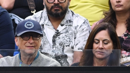 PRVI PUT U JAVNOSTI Bil Gejts je baš Novakov meč odabrao da uradi jednu važnu stvar