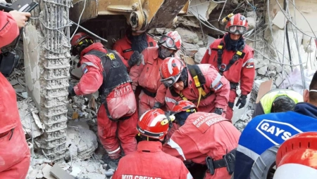SRBI SPASILI DEVOJKU IZ RUŠEVINA Naši spasioci heroji u Turskoj