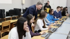 MINISTAR INFORMISANJA I TELEKOMUNIKACIJA OBILAZI GIMNAZIJU U LEBANU Kapitalni projekat „Povezane škole”