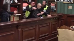 ZADRUGAR HITNO IZBAČEN NAPOLJE Doživeo nervni slom, krenuo da lomi i pravi HAOS PO IMANJU, hitna reakcija! (VIDEO)