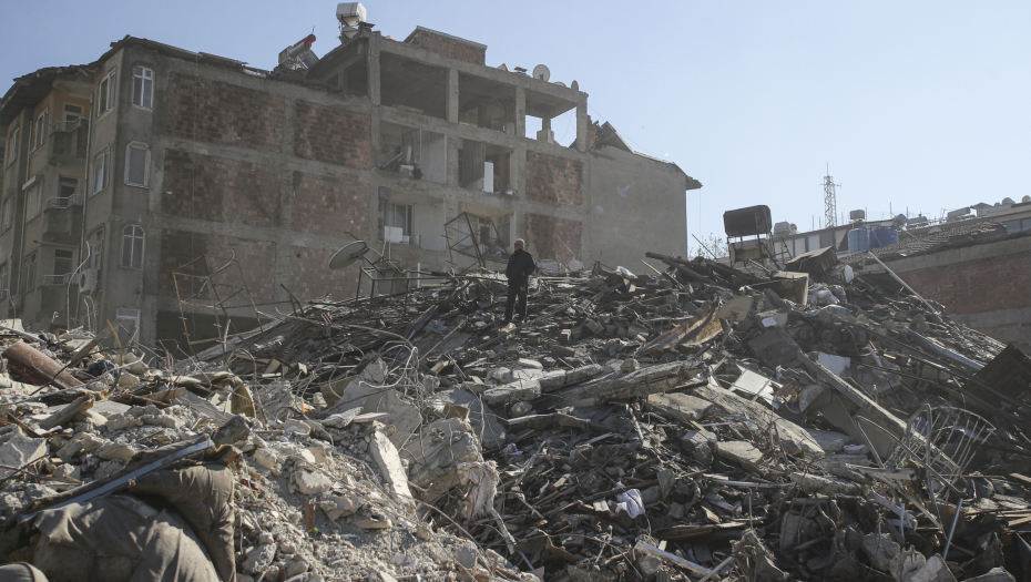 ČUDO U TURSKOJ Baka posle 212 sati izvučena iz ruševina!