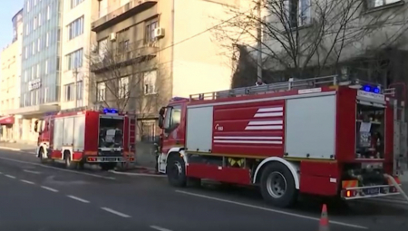 IZGORELA DVA AUTOMOBILA NA VOŽDOVCU: Plamen zahvatio i kuću