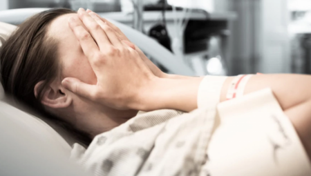 DEVOJKA (24) JE ZA DLAKU IZBEGLA SMRT OD OVE BOLESTI Imala je jasan simptom upozorenja koji je ignorisala, a sada apeluje sve da obrate pažnju!