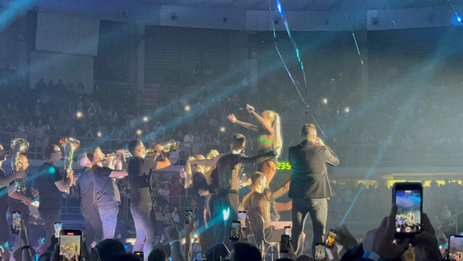 Orkestar Dejana Petrovića izašao na binu,  Milica Pavlović se popela na sto i pevala "Nišku banju" (FOTO+VIDEO)