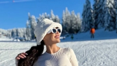 SPORTSKA OPREMA IZ TRI DELA Stanija otišla na Kopaonik, a na njoj samo šubara, rukavice i naočare! Topi sneg oko sebe (FOTO)