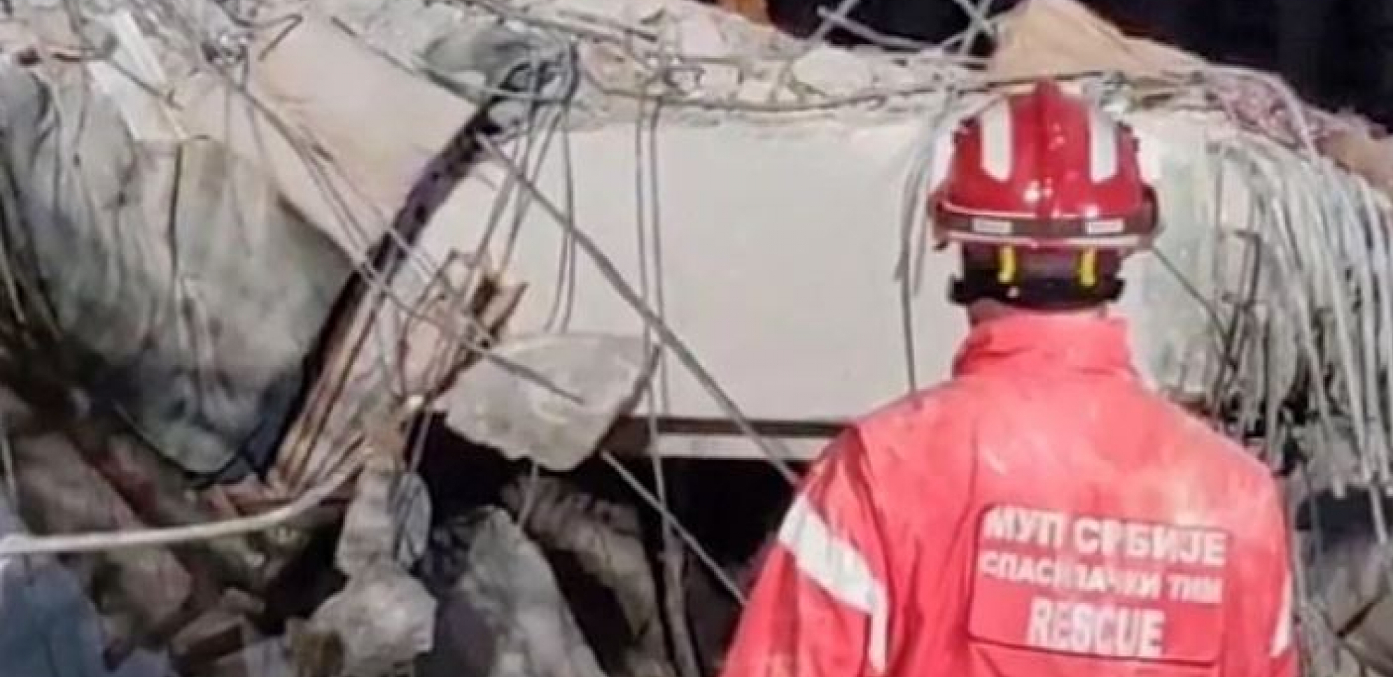 ČETVORO DECE ZAROBLJENO U RUŠEVINAMA Srušio se deo škole u Rumuniji, traga se za preživelima (FOTO)