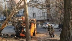 KAMION ZA KONTEJNERE UDARIO U DRVO, PA SE PREVRNUO Vozač zadobio lakše povrede (FOTO)