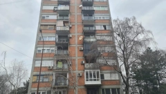 DRAMA U PANČEVU Vatra buknula u višespratnici, muškarac spas traži na terasi šestog sprata! (FOTO)
