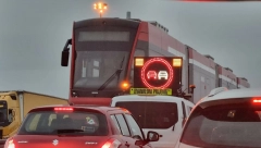 NEOČEKIVAN PRIZOR NA GRANICI! Ljudi čekali na ulazu u Hrvatsku, a onda je pored njih prošao tramvaj! (FOTO/VIDEO)