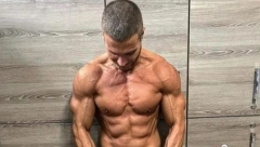 Isplivala slika u minijaturnom donjem vešu! U ovakvom izdanju Sašu Kovačevića niste videli (FOTO)