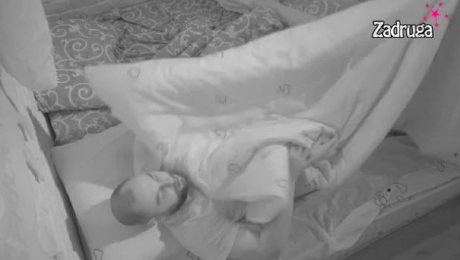 NEMA DALJE! Anđela oralno zadovoljavala Zvezdana, on je dodatno ponizio pa SKINUO POKRIVAČ