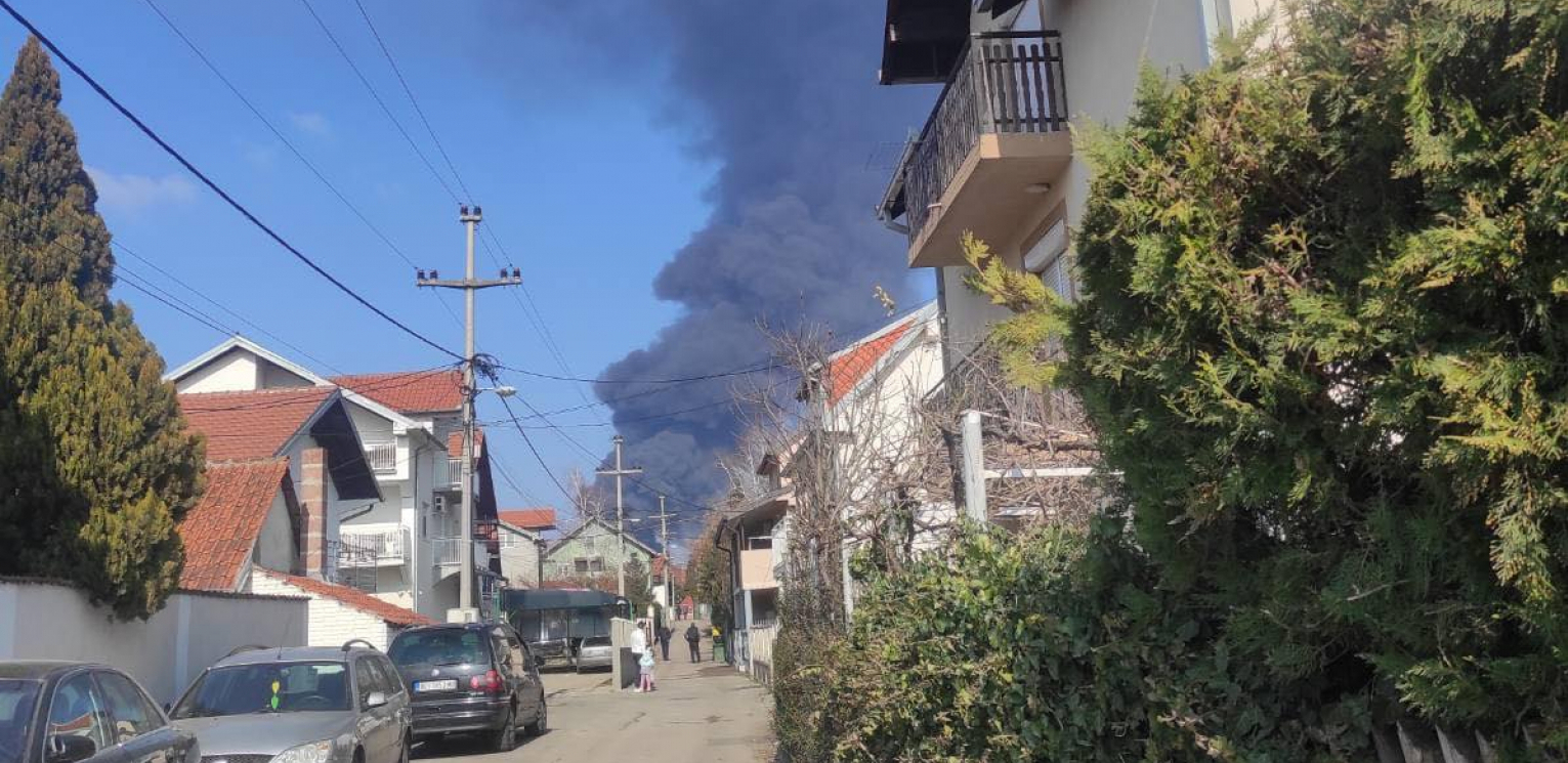 VELIKI POŽAR NA GALENICI ''Plamen visok kao zgrada, svakim minutom je sve gore!'' (FOTO/VIDEO)