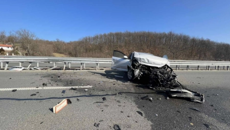 JEDNA OSOBA POGINULA, DVE U TEŠKOM STANJU - LEKARI IM SE BORE ZA ŽIVOT Stravična nesreća na Milošu Velikom, među povređenima dete