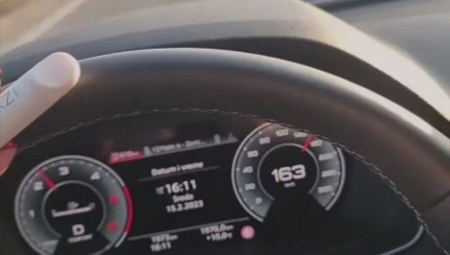 BAHATI ILI PIJANI Beli "ford" juri iz jedne u drugu traku, a vozač iza njega "nije ništa bolji" (VIDEO)