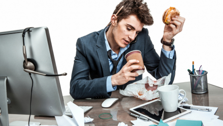 JEDETE S NOGU, ZA RADNIM STROLOM... Evo šta zdravi, uspešni i srećni ljudi rade na pauzama za ručak