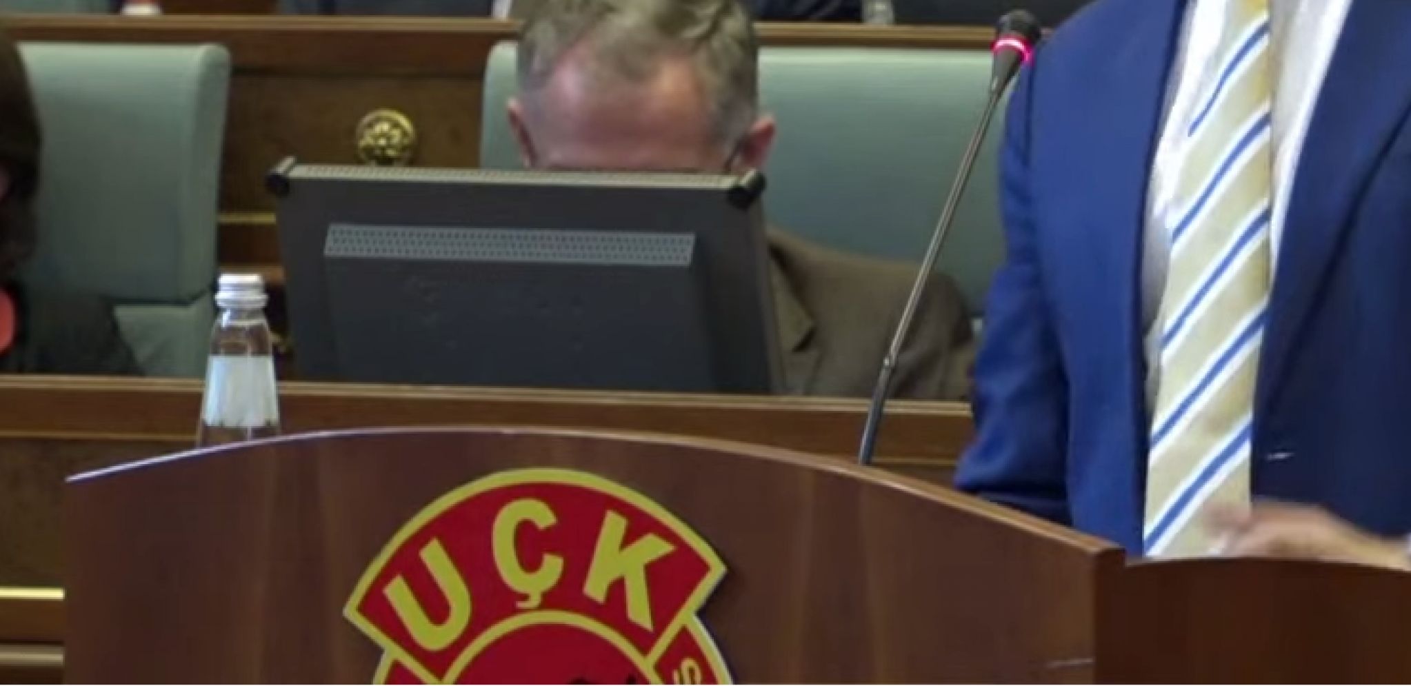 TERORIZAM U SKUPŠTINI LAŽNE DRŽAVE Evo ko je stavio simbol zločinačke OVK na govornicu!