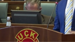 TERORIZAM U SKUPŠTINI LAŽNE DRŽAVE Evo ko je stavio simbol zločinačke OVK na govornicu!