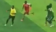 SKANDAL KAKAV SE RETKO VIĐA Fudbalerke jurile sudiju po terenu, a onda ga "razbile" od batina (UZNEMIRUJUĆI VIDEO)