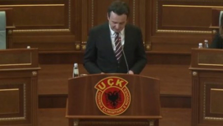 TERORISTA SE ZAHVALIO RATNIM ZLOČINCIMA Kurti se obratio koljačima i ubicama, a ispod njega znak OVK