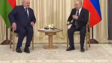 PARKINSONOVA BOLEST? Ponovo se nagađa o Putinovom zdravstvenom stanju, zbog onog što je radio nogama gore društvene mreže (VIDEO)