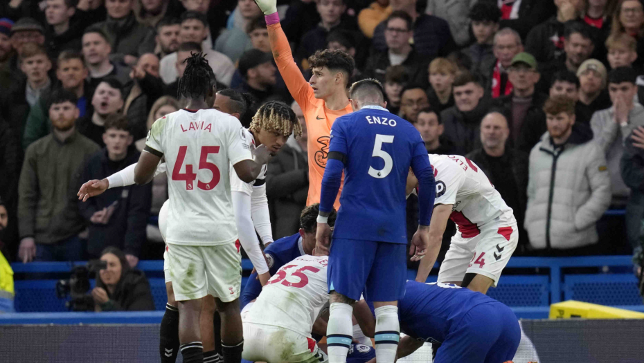 UŽASNE SCENE U LONDONU Poznatom fudbaleru usred meča vadili jezik, hitno prebačen u bolnicu (VIDEO)