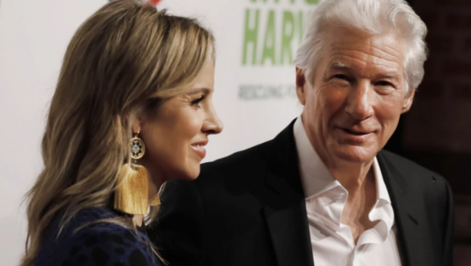 HOLIVUDSKI ZAVODNIK NA STUBU SRAMA! Trpi strašne uvrede zbog supruge, evo koliko je zapravo mlađa od njega!