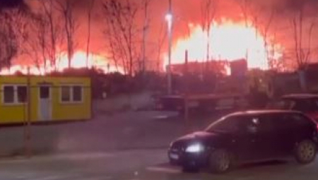 PRVI SNIMAK VELIKOG POŽARA U USTANIČKOJ Vatra "guta" barake, strahuje se da u njima ima ljudi! (VIDEO)