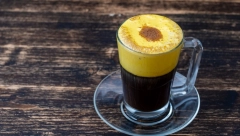 JUTARNJI NAPITAK POSTAO TREND U SVETU Ljudi masovno stavljaju sirovo jaje u kafu, a evo i zbog čega