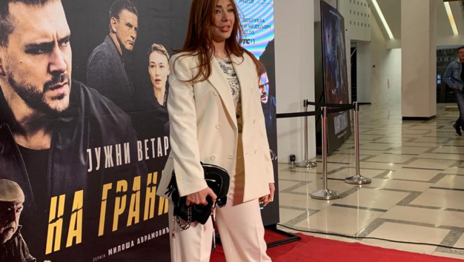 SANJA VUČIĆ SA DEČKOM DOŠLA NA PREMIJERU SERIJE, A RASTA SE NIJE ČAK NI PRESVUKAO Reper šokirao sve pojavom, šta mu se desilo? (FOTO)