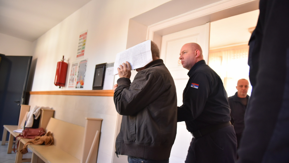 DŽONIĆ VAN SEBE, PRETI DA ĆE SE UBITI Udara glavom o sto i viče: Nisam ja, to je sve policija