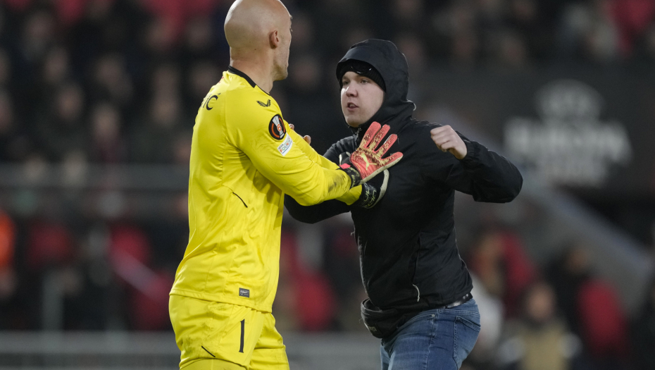 GOSPODSKI POTEZ Navijači PSV-a poslali cveće i poruku izvinjena srpskom golmanu nakon incidenta (FOTO)