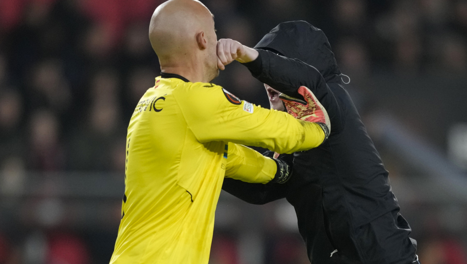 SRBIN NAPADNUT NA MEČU LIGE EVROPE Huligan utrčao u teren i udario Dmitrovića, srpski golman mu uzvratio (VIDEO)