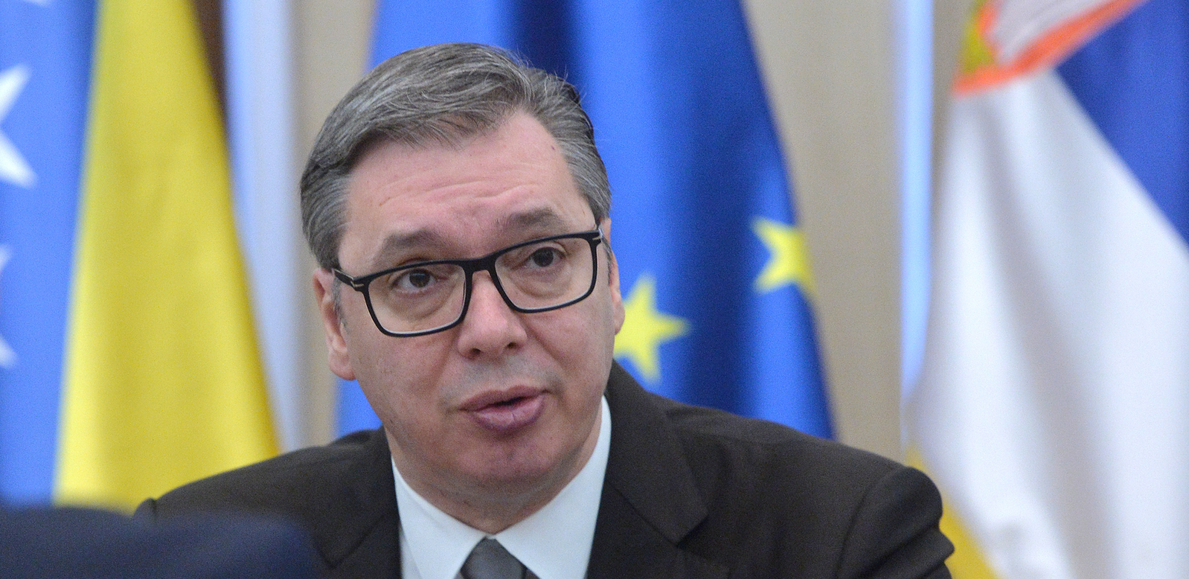 VUČIĆ DIREKTNO IZ AVIONA NA SASTANAK Bedna petorka u čudu: Ni ručak ni pivo!?