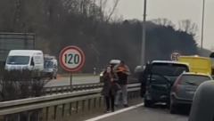 LANČANI SUDAR NA AUTO-PUTU KOD ZMAJA U najbržoj traci tri vozila se zakucala jedan u drugi (VIDEO)