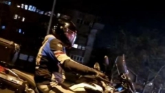 VOZI BESNU MAŠINU Poznati pevač uslikan na brzom dvotočkašu, sve je zabeležila njegova supruga